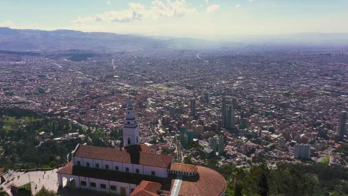 从蒙特塞拉特山鸟瞰波哥大市的美丽全景