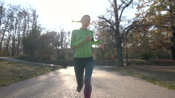 女人在公园里跑步晨练奔跑晨跑完成目标外国