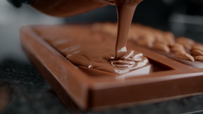 厨师糖果师制作巧克力棒