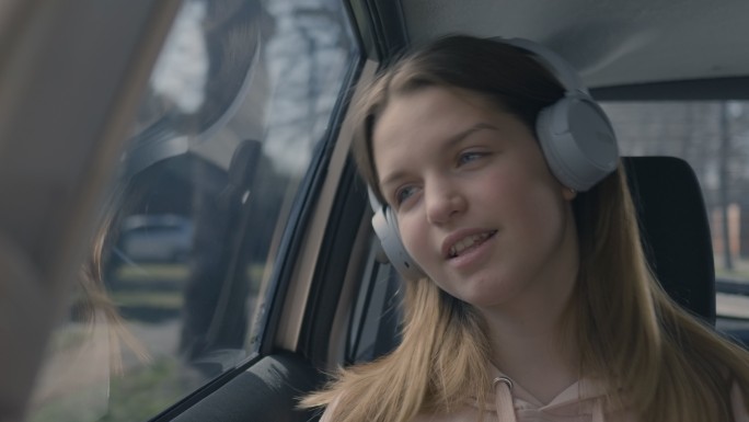 开车时跟着音乐唱歌的少女