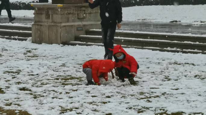 小孩玩雪打雪仗灯笼