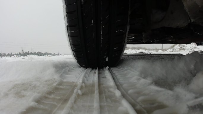 雪地上的车轮慢动作