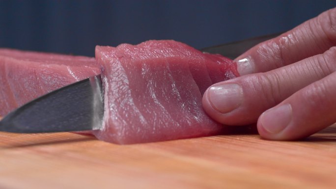 厨师在切生鱼刺身