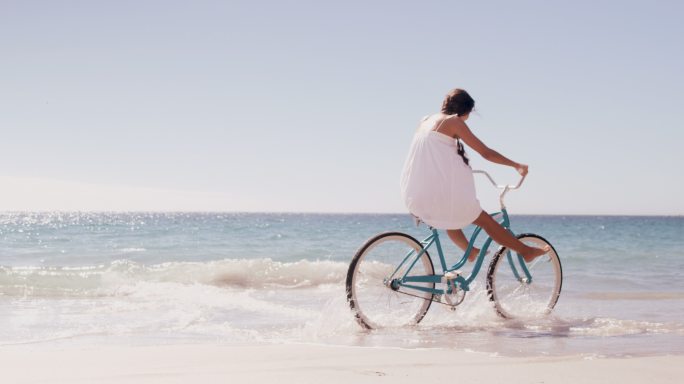 骑自行车的女人文艺清新女生骑车浪潮海浪