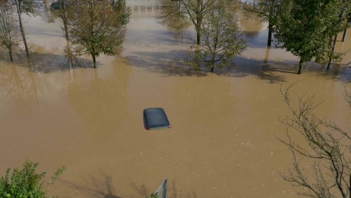被困在洪水淹没汽车