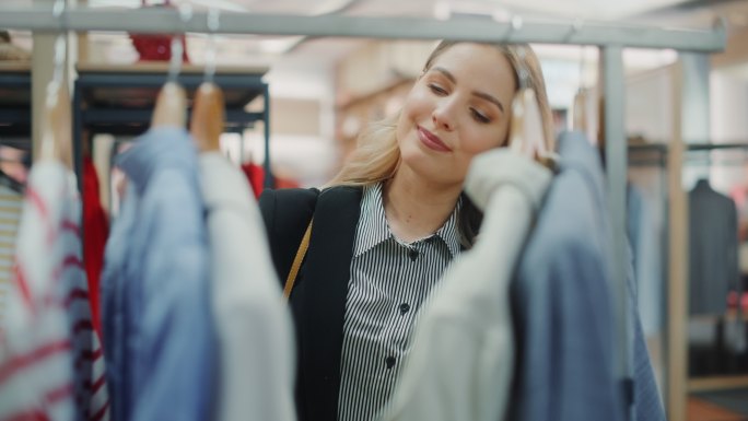 挑选衣服的女人衣帽间试衣服豪宅女孩