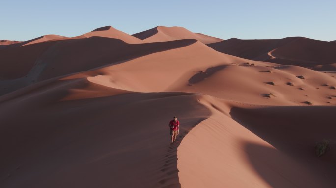 男性游客在沙丘上行走