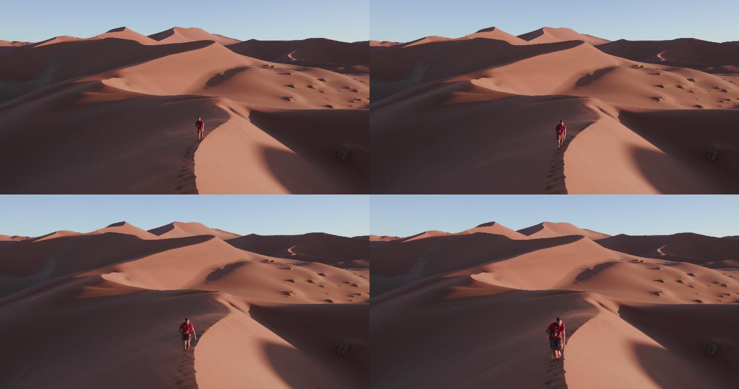 男性游客在沙丘上行走