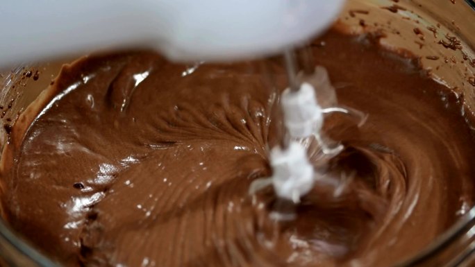 用搅拌器打巧克力和黄油。
