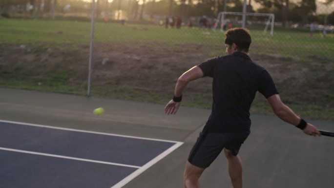 职业网球运动员开始击球