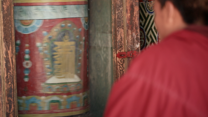 西藏寺庙僧人转经筒