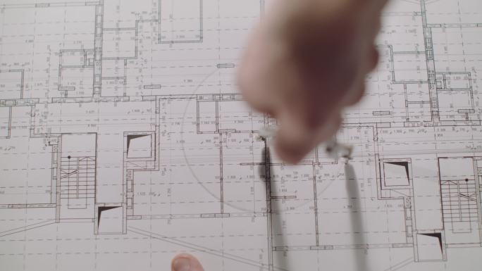 建筑师和工程师绘制图纸