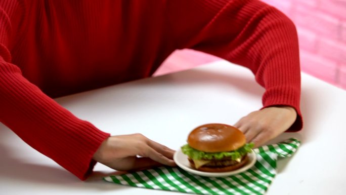 女性推开汉堡包节食减肥拒绝垃圾食品