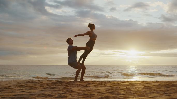 在海滩上练习瑜伽的情侣