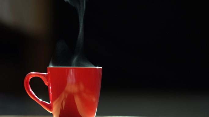 黑底红咖啡杯红色马克杯热气上升空镜素材