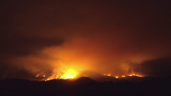 夜间山上的树木被大火烧毁