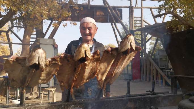 新疆罗布人沙漠烤鱼