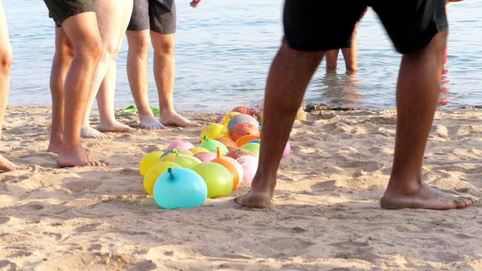 沙滩上装满水的气球