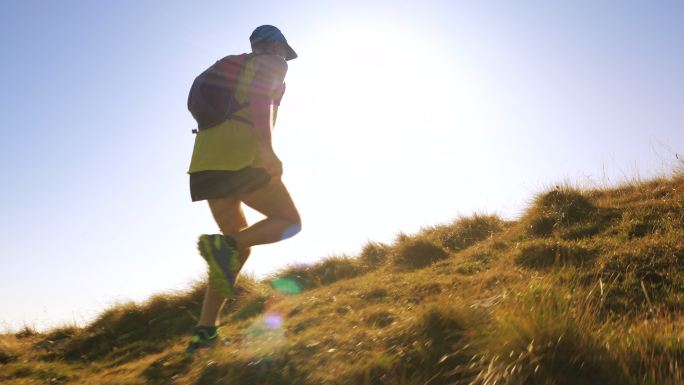 慢跑上山的运动员登山跑步锻炼