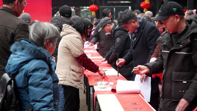 书法家下乡写春联、老百姓笑脸