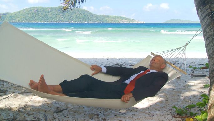躺在吊床上的男人度假旅游午后阳光海边吊床