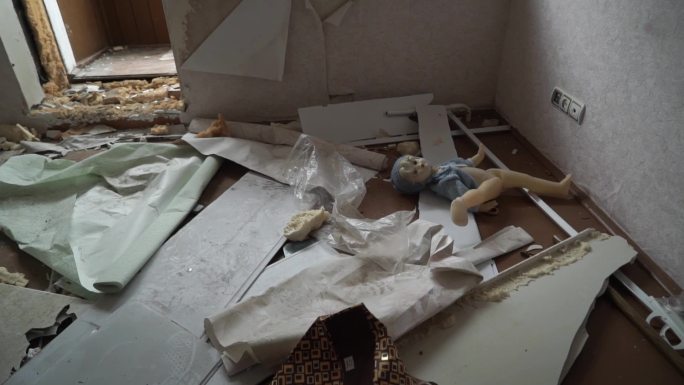 废弃的公寓地板上的旧玩具