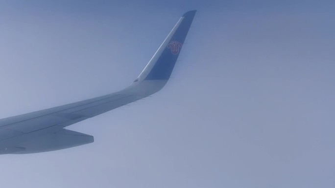 飞机山云雾缭绕下降