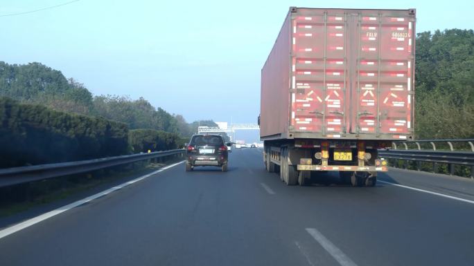 高速公路上大货车