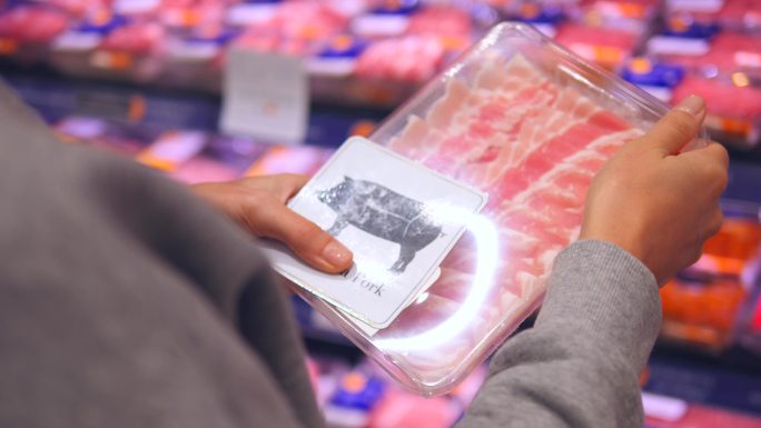 顾客在超市购买猪肉片