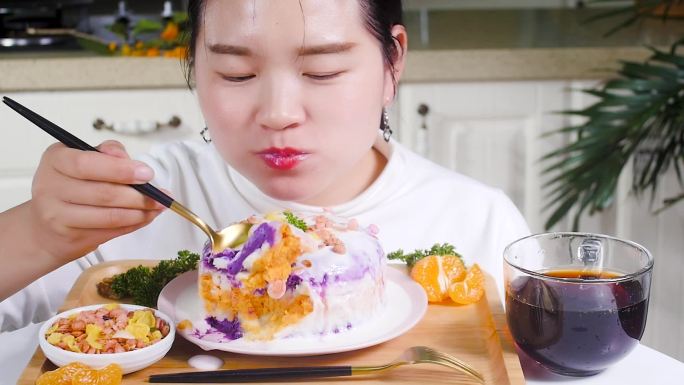 吃紫薯山药糕