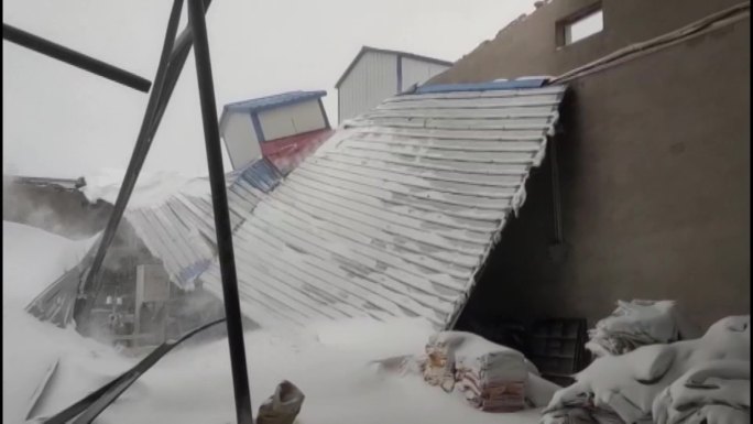 遭受雪灾的工厂厂房破损严重