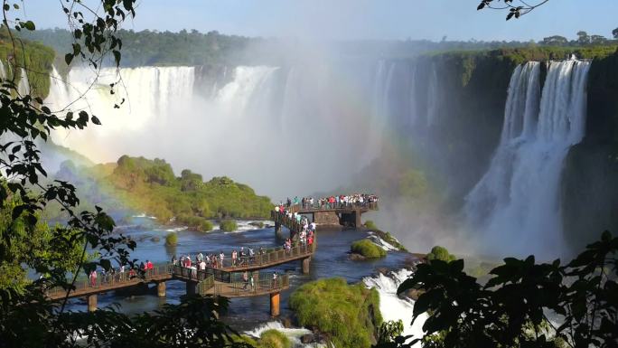 阿根廷和巴西边境伊瓜苏瀑布的游客