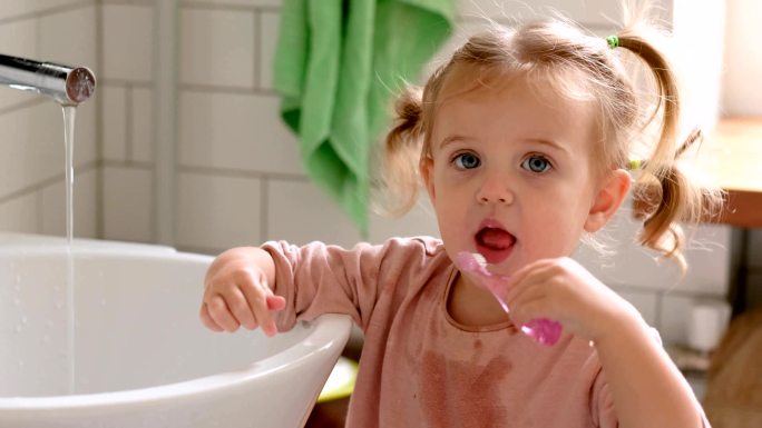 女婴在浴室刷牙