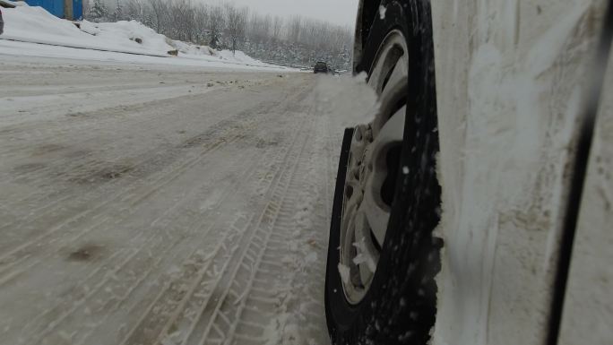 道路积雪开车行驶