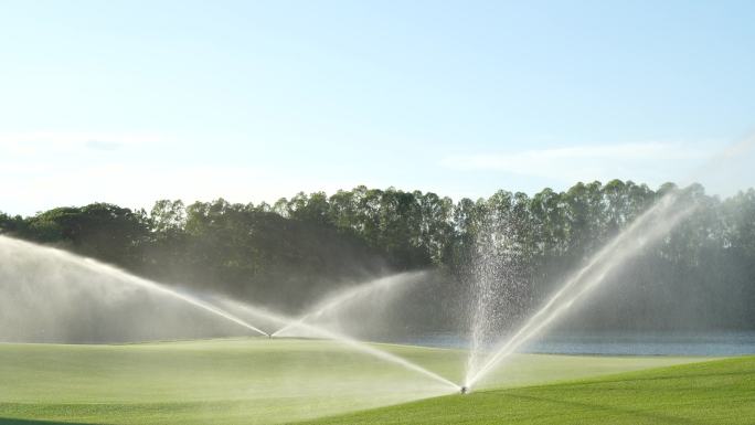 高压洒水器在高尔夫球场草地上喷水