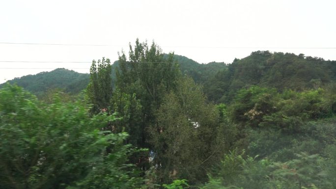 火车上拍路过的村庄和山地还有树林