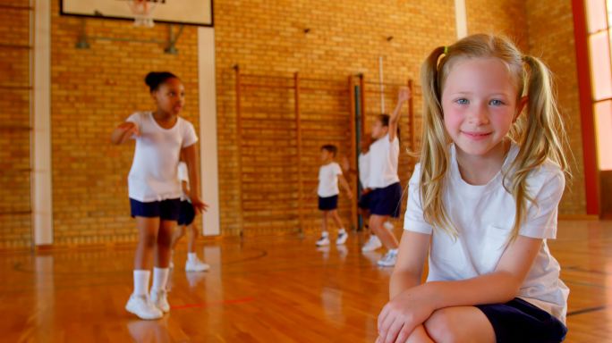 练习篮球的小学生女童女孩快乐健康教育体育