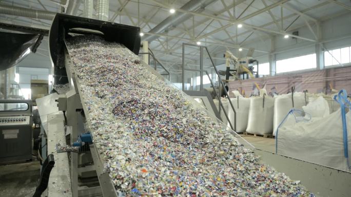 塑料回收厂。塑料碎纸输送机