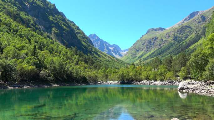 国家公园的群山中观赏湖景