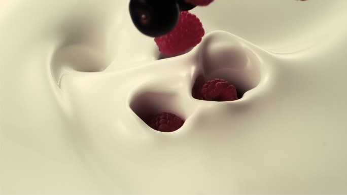 牛奶和樱桃覆盆子车厘子风味酸奶