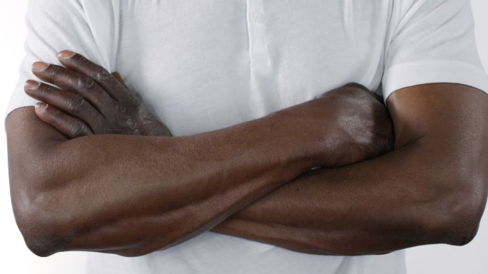 男子双臂交叉站立肩膀动作健身手腕肌肉力量