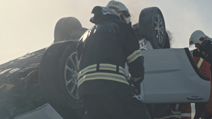 车祸交通事故119救助轿车翻倒意外伤害保