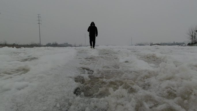 雪地上脚步行走