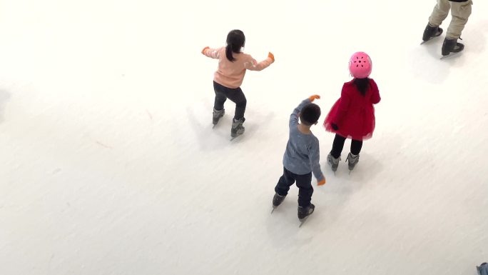 4K万象城室内溜冰场学滑冰的小朋友
