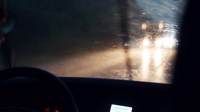 在暴风雨中行驶雨刮下雨天开车危险驾驶