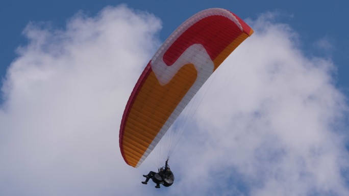 两个人驾驶滑翔伞。