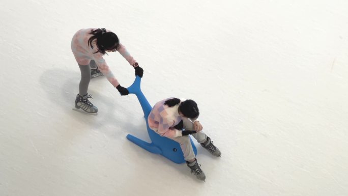 万象城室内溜冰场小孩闺蜜学滑冰
