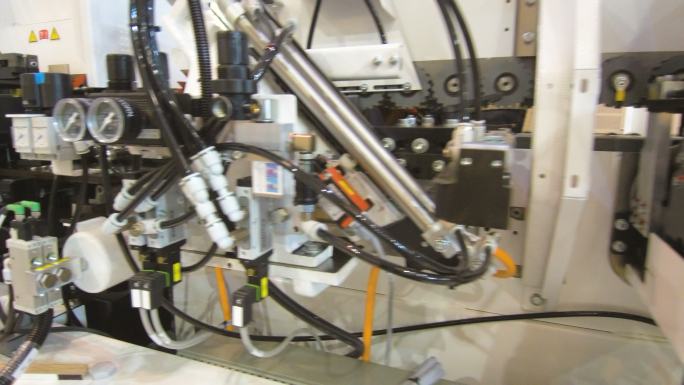 机械设备数控机床实拍视频钢铁加工