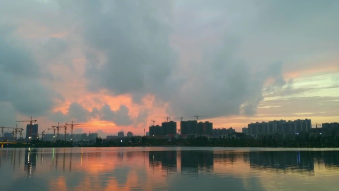 夕阳湖边延时摄影