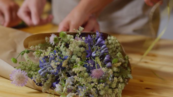 花艺师包装花束丁香花朵扎花情人节礼物